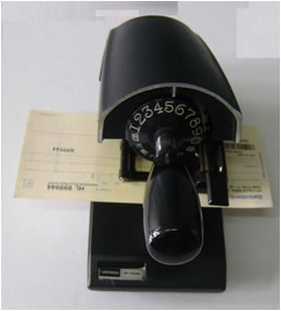 Foto de la Protectora de cheques Uchida P-70N
